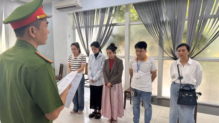 Cơ quan CSĐT Công an TP Đà Nẵng đã khởi tố vụ án, khởi tố bị can 7 đối tượng là quản lý và nhân viên Phòng khám Đa khoa Quốc tế Đà Nẵng về hành vi “Lừa dối khách hàng” - Ảnh CAND