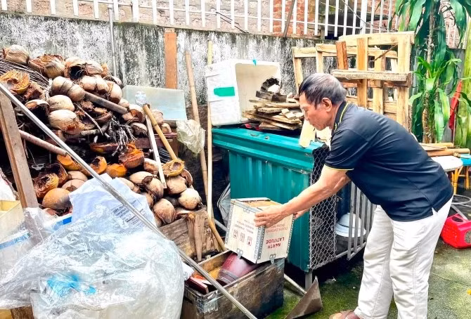 Người dân thường xuyên dọn dẹp vệ sinh môi trường khu vực nhà ở để phòng, chống bệnh sốt xuất huyết/ Nguồn CDC Hà Nội