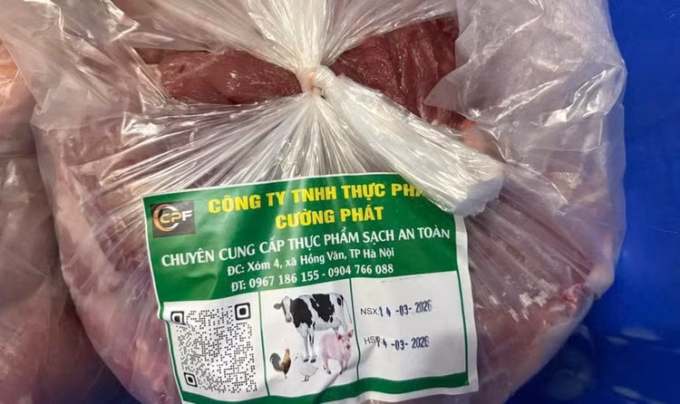 Những túi thịt lợn được gắn mác "thực phẩm sạch an toàn" của Công ty TNHH Thực phẩm Cường Phát tiêu thụ tại các trường học, chợ đầu mối. Ảnh PNVN
