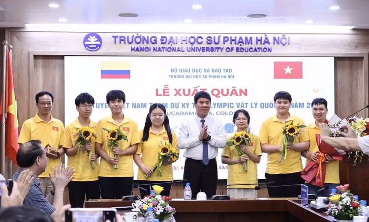 Cục trưởng Cục Quản lý chất lượng, Bộ Giáo dục và Đào tạo Huỳnh Văn Chương động viên, chúc mừng đội tuyển trong lễ xuất quân lên đường tham dự Kỳ thi Olympic Vật lý quốc tế năm 2026.