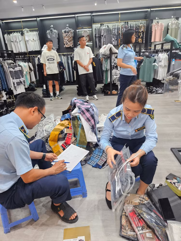 Đoàn kiểm tra đang phân loại và kiểm đếm hàng hóa có dấu hiệu vi phạm. Ảnh DMS