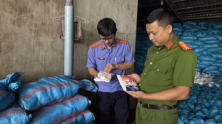 Cơ quan điều tra khám xét, thu giữ hàng chục tấn muối I- ốt giả. Ảnh bocongan.gov.vn