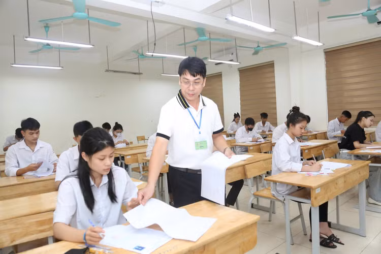 Số thí sinh đăng ký miễn thi ngoại ngữ tại kỳ thi tốt nghiệp THPT 2026 giảm mạnh. Ảnh: Phạm Hùng/HNM