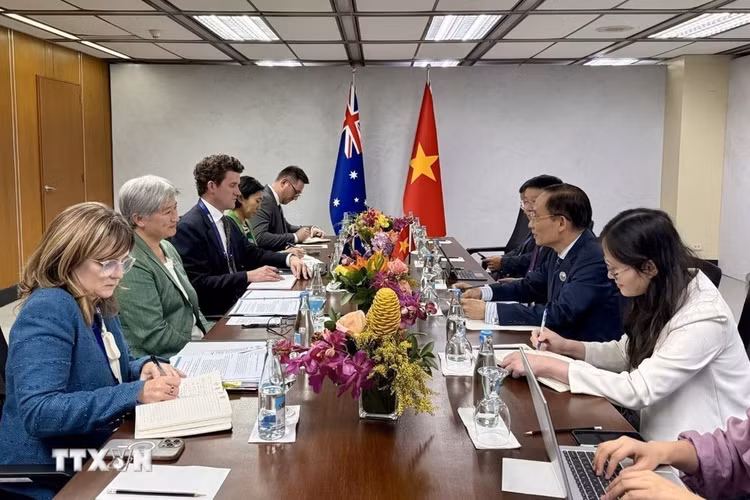 Bộ trưởng Ngoại giao Lê Hoài Trung gặp Bộ trưởng Ngoại giao Australia Penny Wong. (Ảnh: TTXVN phát)