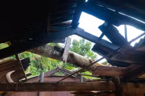 Hàng chục ngôi nhà ở Nghệ An bị lốc xoáy tốc mái