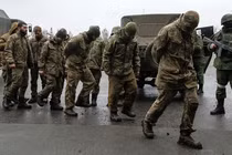 Lũ đoàn Ukraine buông súng đầu hàng, lính tháo chạy hơn nửa