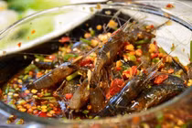Tôm “say rượu“: Đặc sản kinh dị khiến thực khách hết hồn 