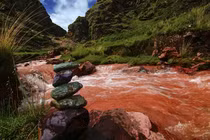 Kỳ bí dòng sông ở Peru có màu đỏ rực như máu