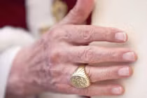 Lý do nhẫn quyền lực bị phá hủy sau khi Giáo hoàng Francis mất
