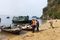 Ra quân tổng dọn, thu gom rác thải trên Vịnh Hạ Long