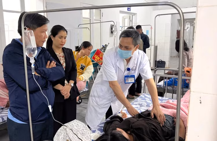 Các bác sĩ đang thăm khám cho bệnh nhân.