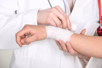 Bồn cầu phát nổ do đổ hóa chất thông cống, người phụ nữ bỏng nặng