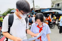 Thí sinh thảo luận đề thi sau buổi thi tiếng Anh tại Trường THPT Thống Nhất A (huyện Trảng Bom). Ảnh: Công Nghĩa/baodongnai