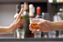 Nghiên cứu mới: Uống rượu dù ít cũng ảnh hưởng xấu đến não và sức khỏe