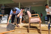 Tiêm phòng uốn ván và huyết thanh miễn phí cho dân vùng lũ Khánh Hòa
