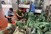 Hà Nội thu giữ gần 1 tấn xúc xích, lạp xưởng nướng đá không rõ nguồn gốc