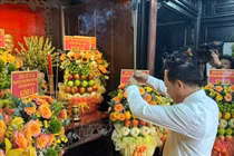 Trưởng Ban Tuyên giáo Trung ương dâng hương tại Nhà lưu niệm Huỳnh Thúc Kháng