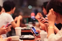 Suýt liệt nửa người vì cúi đầu dùng điện thoại nhiều giờ