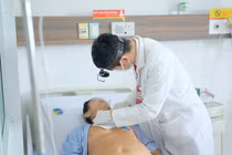 Cứu sống cụ ông 74 tuổi bị thương nặng do vòi xịt nước áp lực cao