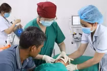 Trẻ bị chó mẹ tấn công gây thương tích nặng mặt và mắt tại Sơn La