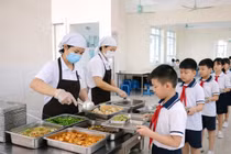 Cơ sở giáo dục phải công khai hình ảnh khay ăn thực tế của học sinh để phụ huynh giám sát