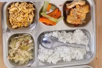 Hà Nội tạm dừng suất ăn bán trú tại nhiều trường do chất lượng kém