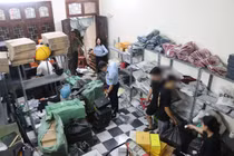 Tạm giữ hơn 700 sản phẩm quần áo, giày dép có dấu hiệu giả mạo nhãn hiệu