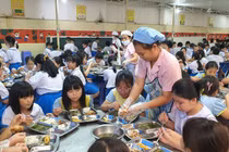 Bữa ăn học đường: Làm rõ trách nhiệm, chủ động phòng ngừa sự cố