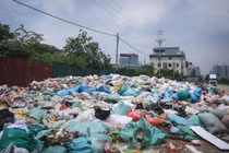 Phát hiện số lượng lớn bánh kẹo bị đổ bỏ tại La Phù