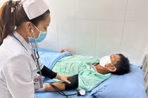 Bệnh nhân nghi ngộ độc đang được chăm sóc, điều trị tại Bệnh viện đa khoa tỉnh Lâm Đồng. Ảnh nguồn SGGP