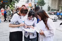 Các thí sinh dự thi tốt nghiệp THPT năm 2025 tại Trường THPT Mỹ Đình (Hà Nội). Ảnh baovephapluat.vn