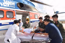 Chuyến cấp cứu ngoạn mục đưa hai bệnh nhân nguy kịch từ Trường Sa về đất liền