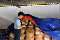 Hàng trăm thùng hàng hóa thực phẩm giả đã bị lực lượng chức năng phát hiện ngăn chặn kịp thời trước khi bị đưa ra thị trường. Ảnh DMS