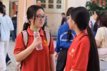 Điểm chuẩn các trường chuyên Hà Nội giảm, tuyển bổ sung lớp 10 sôi động