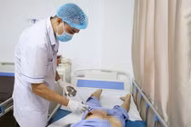 Người phụ nữ tự tiêm thuốc tại nhà dẫn đến áp xe nguy hiểm