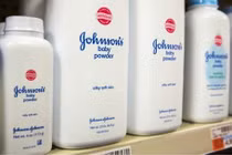 Johnson & Johnson đối mặt vụ kiện lớn về phấn rôm nhiễm amiăng tại Anh