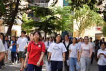 Sáng ngày 23/5, các thí sinh đã hoàn thành bài thi Ngữ văn chung của kỳ thi tuyển vào trường THPT Chuyên KHXHNV. Ảnh USSH