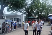 Nhiều thí sinh rời phòng thi sáng nay với tâm trạng nặng nề