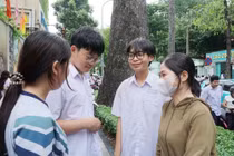 Thí sinh chia sẻ niềm vui với phụ huynh và bạn bè sau khi hoàn thành tốt bài thi. (Ảnh: Thu Hoài/TTXVN)