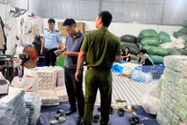 Hàng chục ngàn gói băng vệ sinh thành phẩm mang nhiều nhãn hiệu như “Kotex”, “Lisa”, “Diana”, “Ánh Dương”, “Việt Thái”, “Thạch Thảo” bị thu giữ