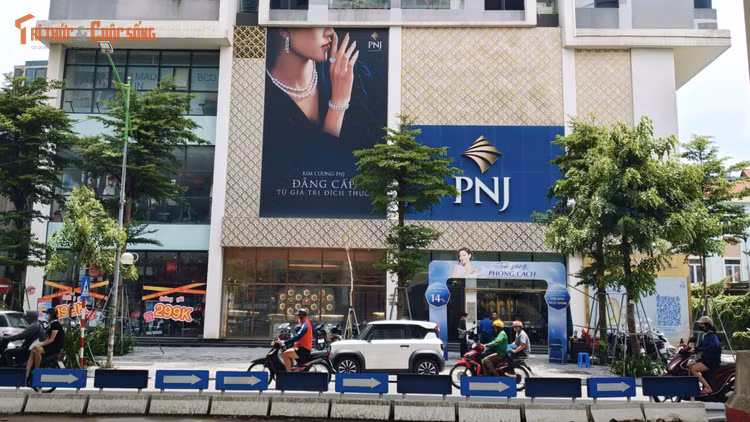 Phóng viên ghi nhận tại một số cửa hàng PNJ trên địa bàn Hà Nội, nhân viên giới thiệu cơ chế T+120 được áp dụng đối với một số giao dịch thu mua vàng, trang sức vàng, trang sức kim cương và kim cương.