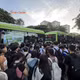 Sinh viên KTX khu B gặp khó khăn vì xe buýt quá tải trong giờ cao điểm
