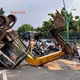 Xe múc bất ngờ lật ngửa trên đường Hoàng Sa gây ùn tắc