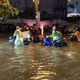 Nhiều tuyến đường TP HCM chìm trong nước sau mưa lớn kéo dài