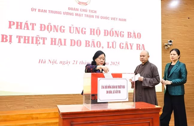 Bà Bùi Thị Minh Hoài, Ủy viên Bộ Chính trị, Bí thư Trung ương Đảng, Bí thư Đảng ủy Mặt trận Tổ quốc, các đoàn thể Trung ương, Chủ tịch Ủy ban Trung ương Mặt trận Tổ quốc Việt Nam cùng các đại biểu chung tay ủng hộ đồng bào bị thiệt hại do bão, lũ gây ra