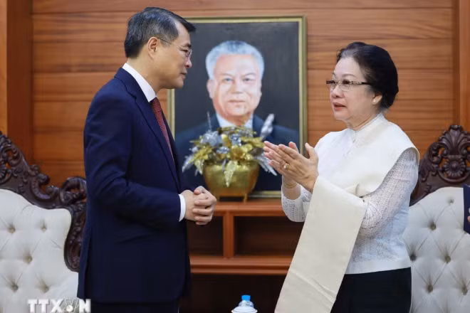 Thủ tướng Lê Minh Hưng thăm gia đình Cố Chủ tịch Quốc hội Lào Xaysomphone Phomviha