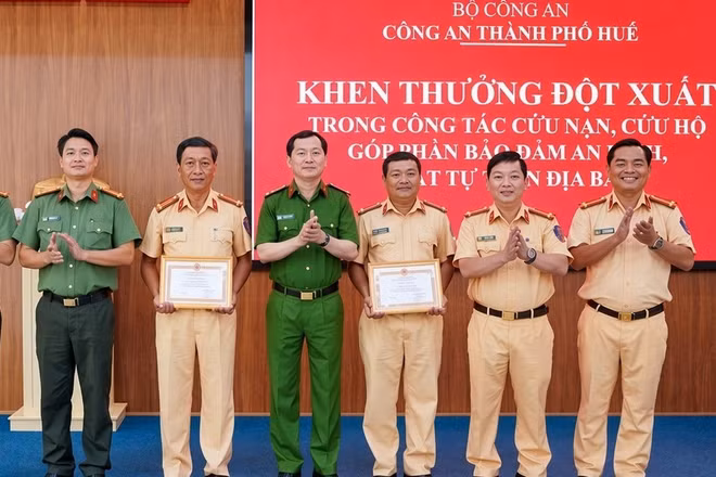 Khen thưởng hai CSGT hỗ trợ cấp cứu người đột quỵ