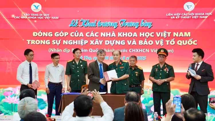 Tiến sĩ Đào Chí Thành tặng tài liệu cho Bảo tàng Di sản các nhà khoa học Việt Nam