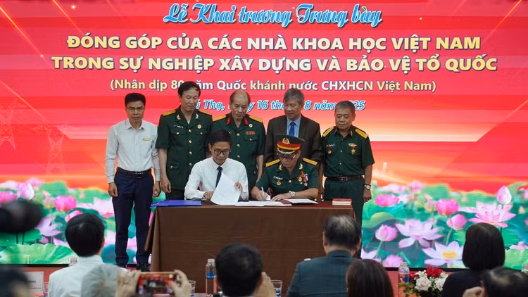 Đại tá, Giáo sư, Tiến sĩ Nguyễn Cảnh Toàn và MEDDOM ký kết tiếp nhận tài liệu