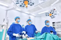 Vinmec Hạ Long cứu nữ bệnh nhân 45 tuổi thoát nguy cơ thủng đại tràng do polyp tái phát phức tạp